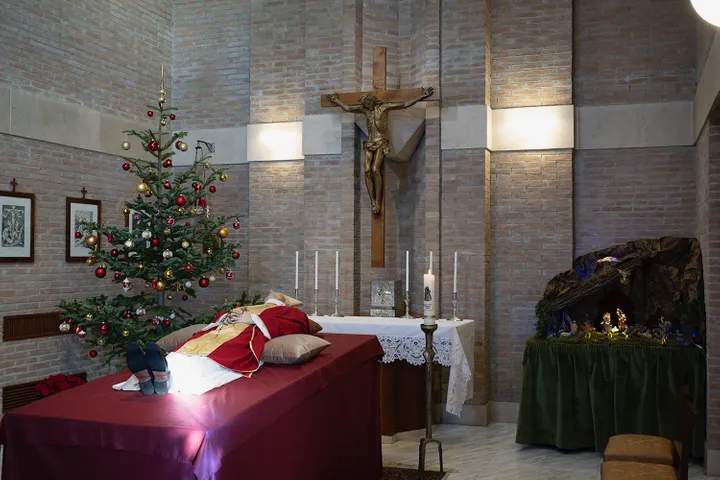 Un árbol de navidad con bolas: el desastre de la primera foto de los restos mortales del Papa Benedicto XV 1 Moncloa 63b1aa9a2100006f0038009c Moncloa