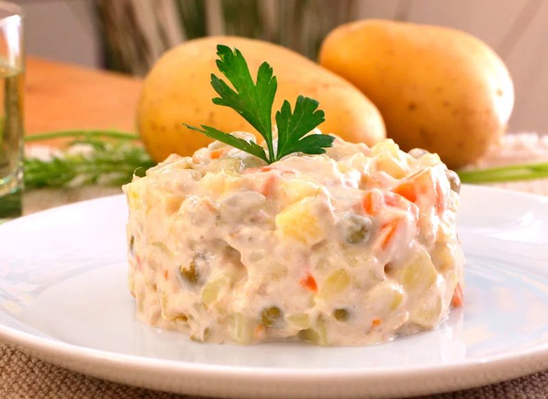 PASOS FINALES DE LA ENSALADILLA RUSA CON AGUACATE