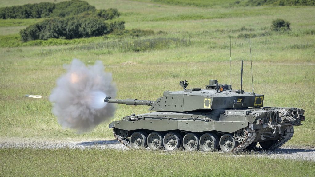 Las claves del culebrón de la entrega de los carros de combate Leopard 2 a Ucrania 4 Moncloa Challenger 2 Tank Firing a Shell MOD 45157421 Moncloa