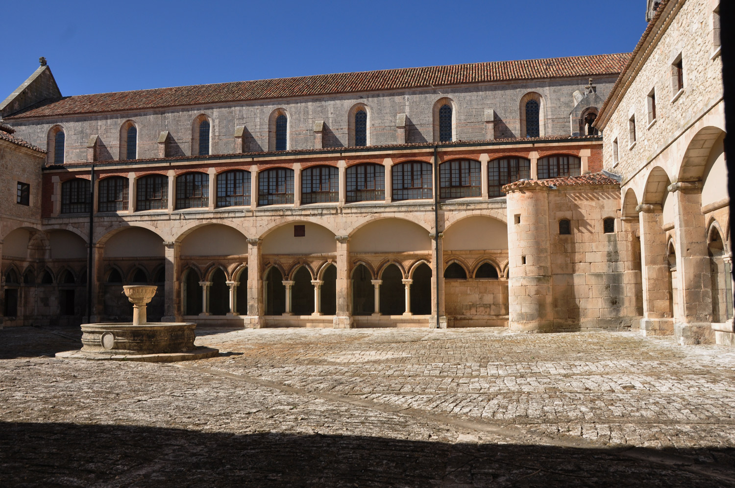 El claustro Gótico y los jardines 