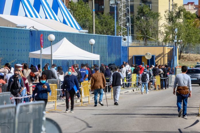 Venezolanos migrantes en la oficina de extranjería en Aluche.