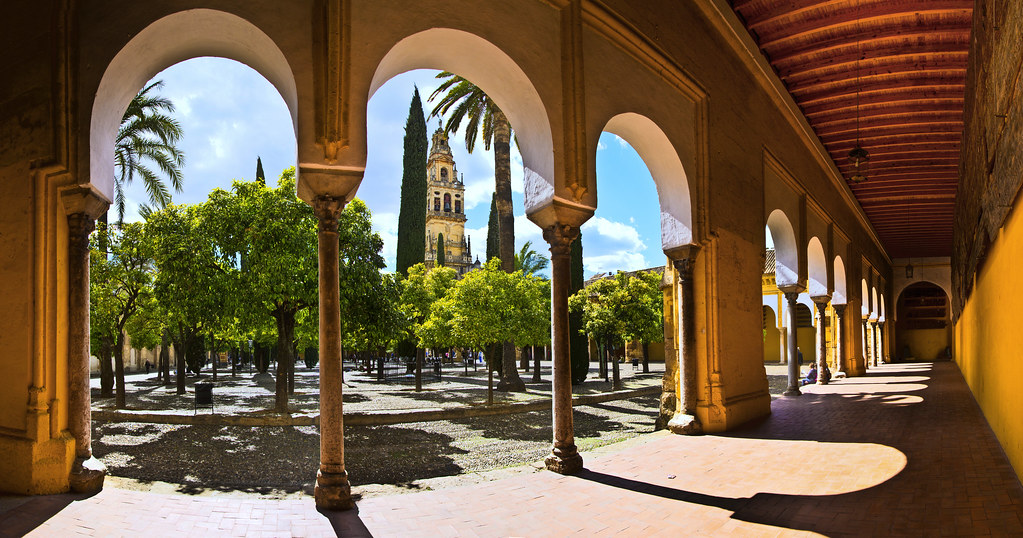 La Mezquita-Catedral de Córdoba: recorrido único por estilos musulmanes, cristianos y visigodos. 1 Moncloa Patio de los Naranjos