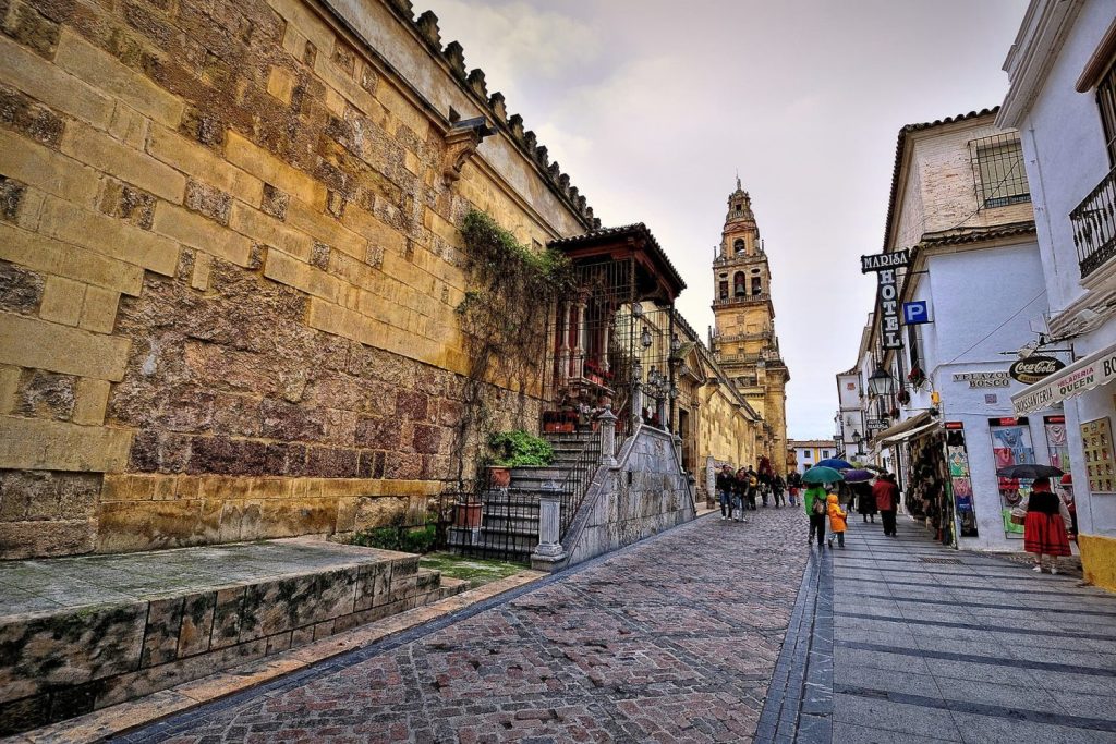 La Mezquita-Catedral de Córdoba: recorrido único por estilos musulmanes, cristianos y visigodos. 3 Moncloa fachada norte Moncloa