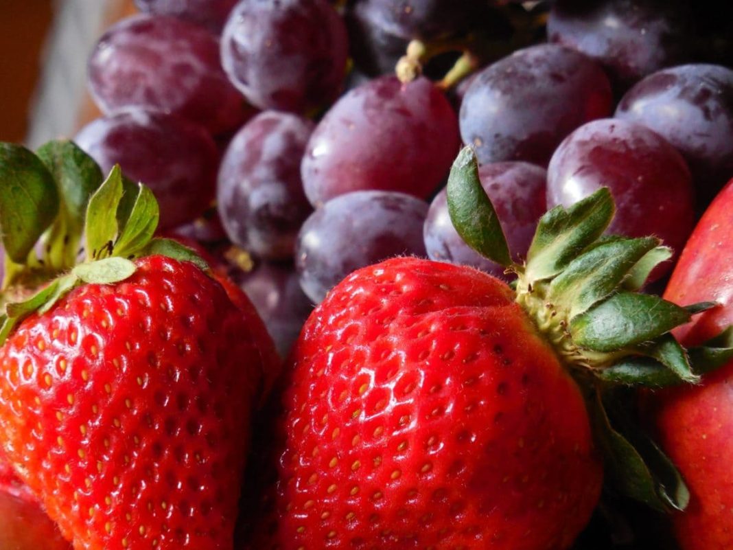 la ocu analiza el punto debil de la fruta de supermercado