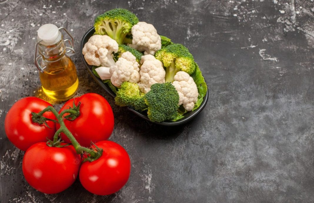 montar la coliflor con tomate