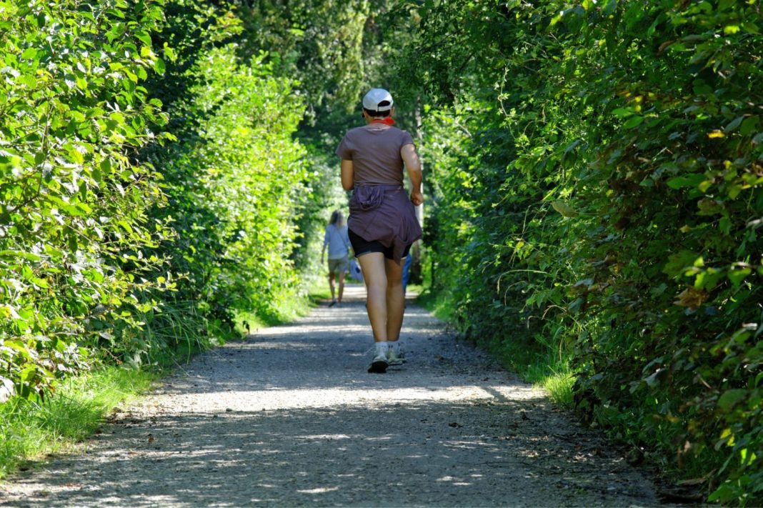 andar es una actividad con muchos beneficios