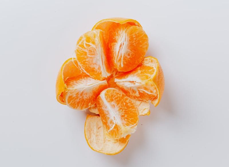 LA CÁSCARA DE NARANJA SIRVE PARA HACER HOGUERAS Y REPELER MOSQUITOS