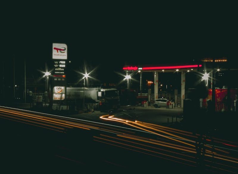 ¿MERECE LA PENA REPOSTAR GASOLINA DE BAJO COSTE?