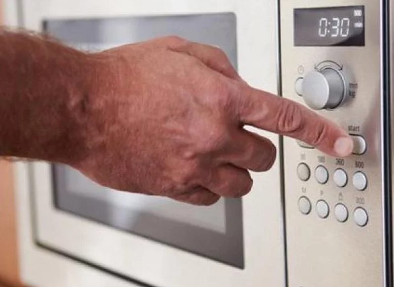 CONSIDERACIONES AL UTILIZAR EL MICROONDAS
