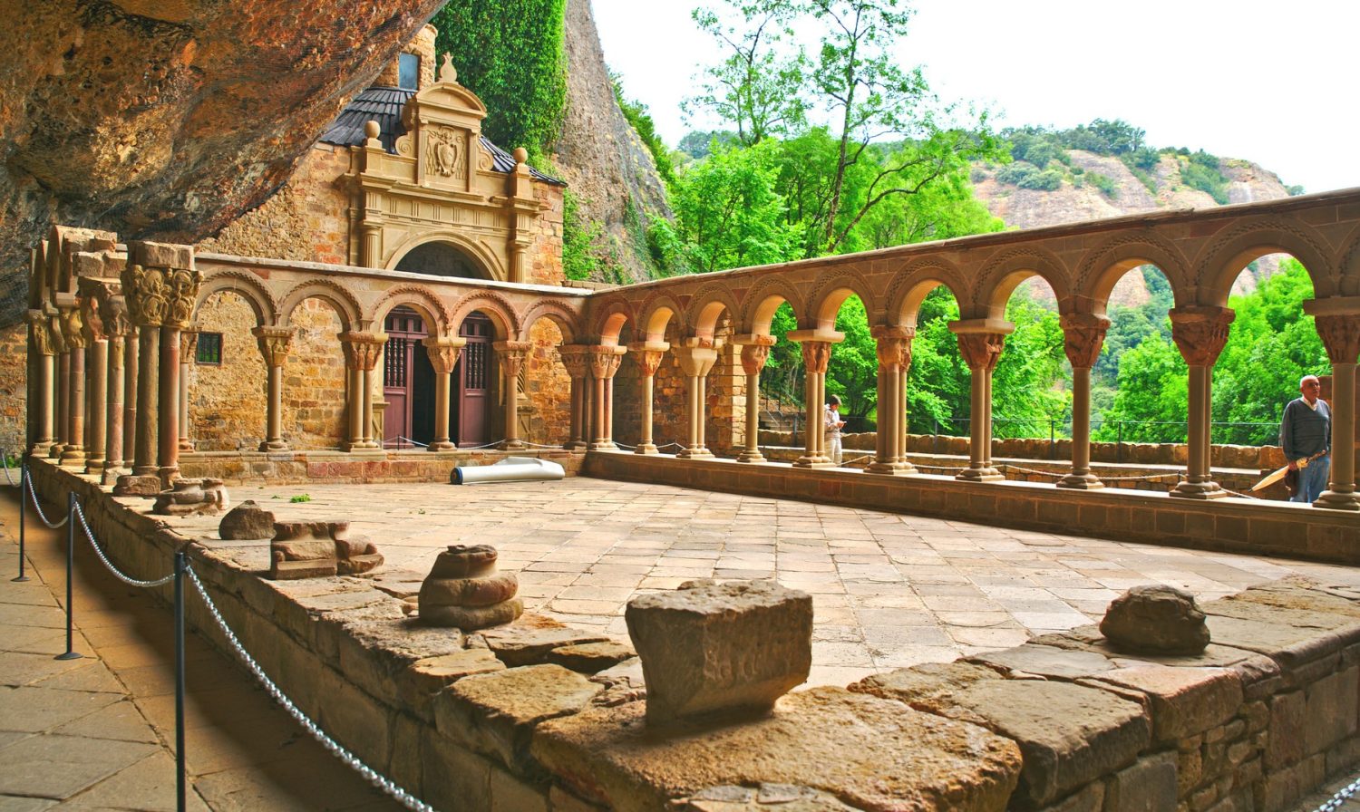 El Monasterio de San Juan de la Peña, una joya aragonesa