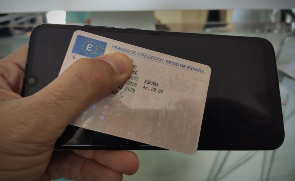 El motivo que llevará a la DGT a retirar carnets de conducir masivamente 3 Moncloa carnet conducir movil Moncloa