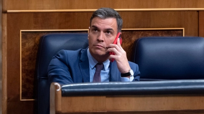 Pedro Sánchez hablando por su móvil infectado con Pegasus.