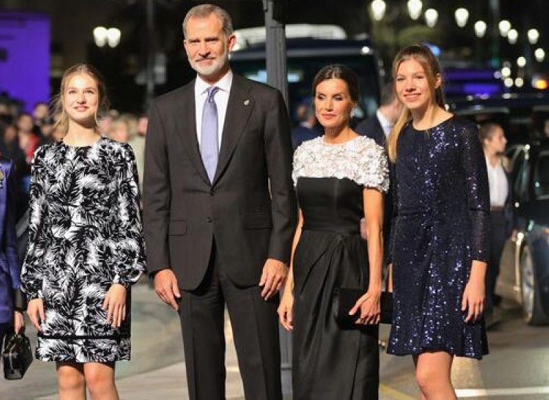 La Reina Letizia queda con esta persona que está vetada por Felipe VI