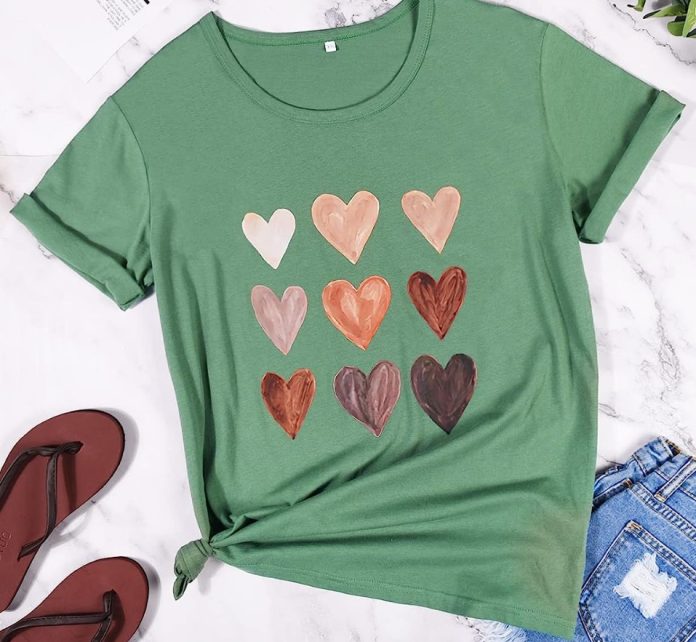 10 camisetas de Amazon por menos de 15 euros que no te quitarás esta primavera