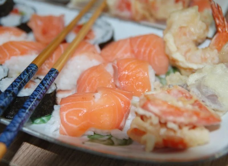 ¿CUÁL ES LA DIFERENCIA ENTRE EL SALMÓN MARINADO Y EL SALMÓN AHUMADO?