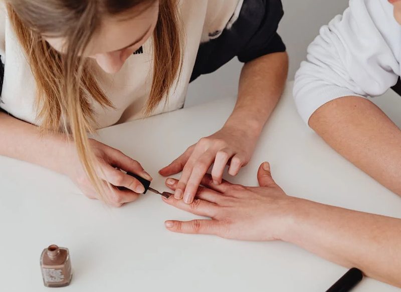 UTILIZA UN BUEN QUITAESMALTE AL HACERTE LAS UÑAS