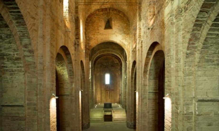 Iglesia de San Vicente: Una Joya Románica del Siglo XII