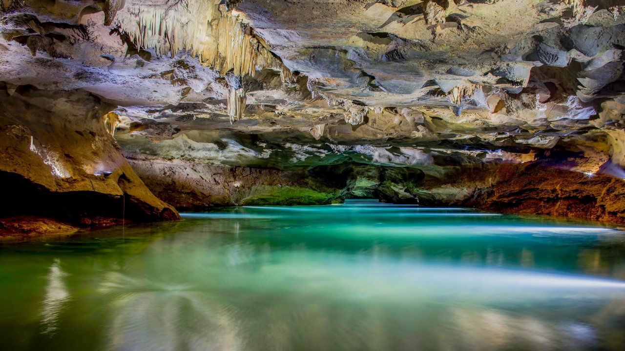 Explora las impresionantes vistas desde la entrada de la Cueva de San José en Valencia