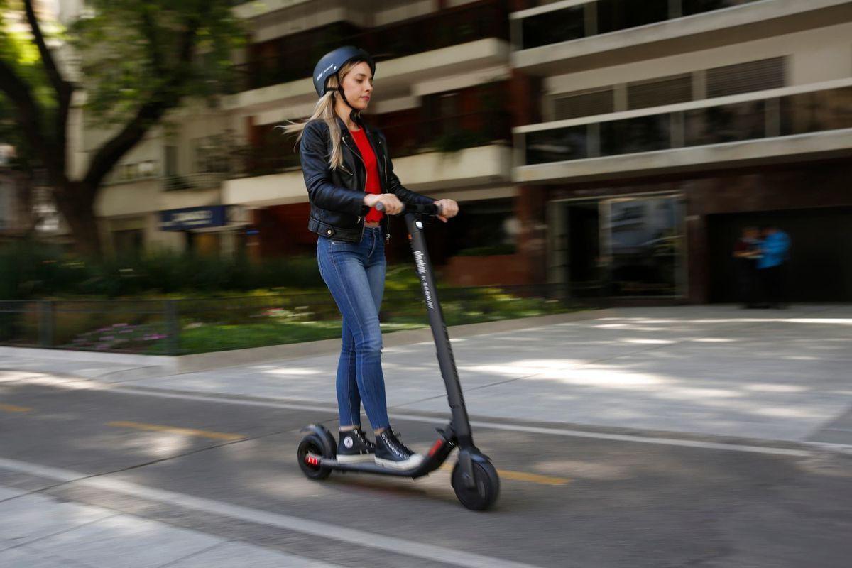 Las ventajas de los monopatines eléctricos: el futuro del transporte urbano 3 Moncloa Monopatines eléctricos: una forma respetuosa con el medio ambiente