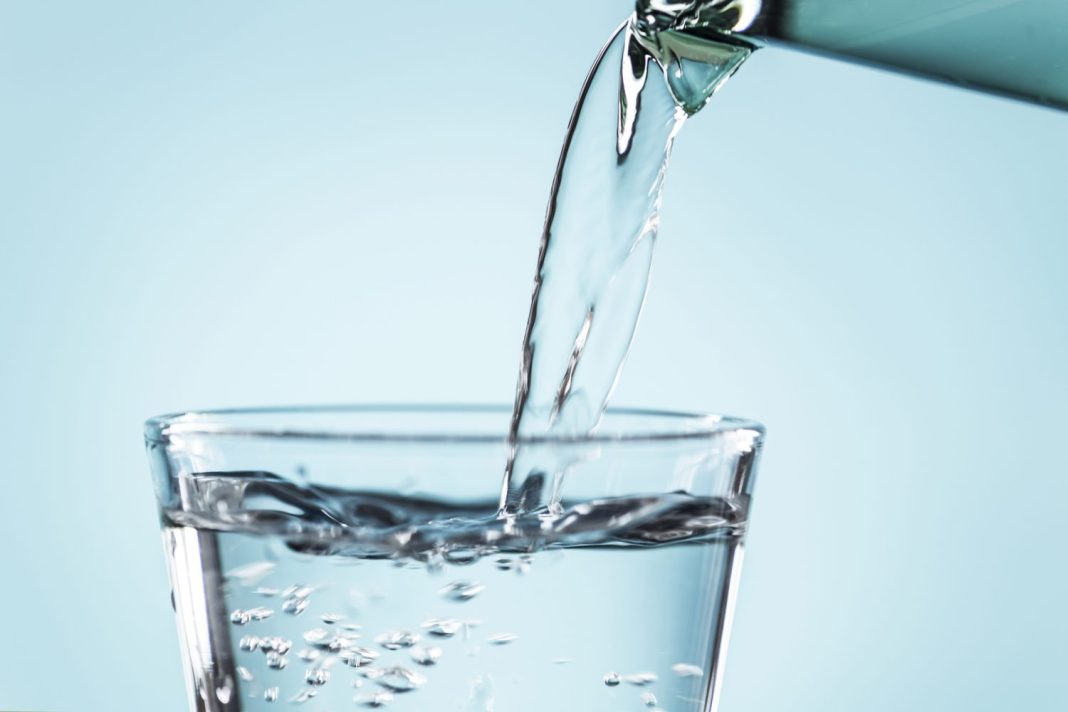 beber dos litros de agua al dia mejora la productividad