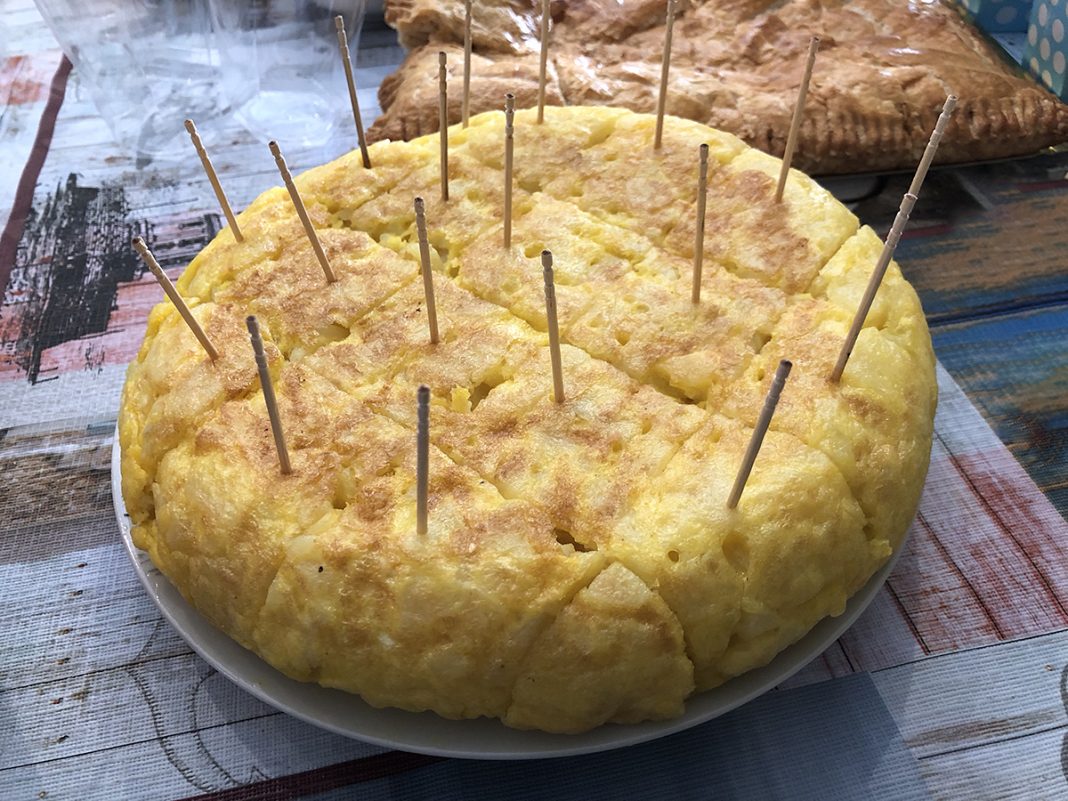 dar la vuelta a la tortilla de patatas