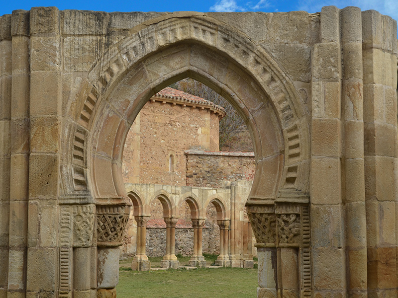 Admira la impresionante fachada de la Iglesia de San Juan de Duero