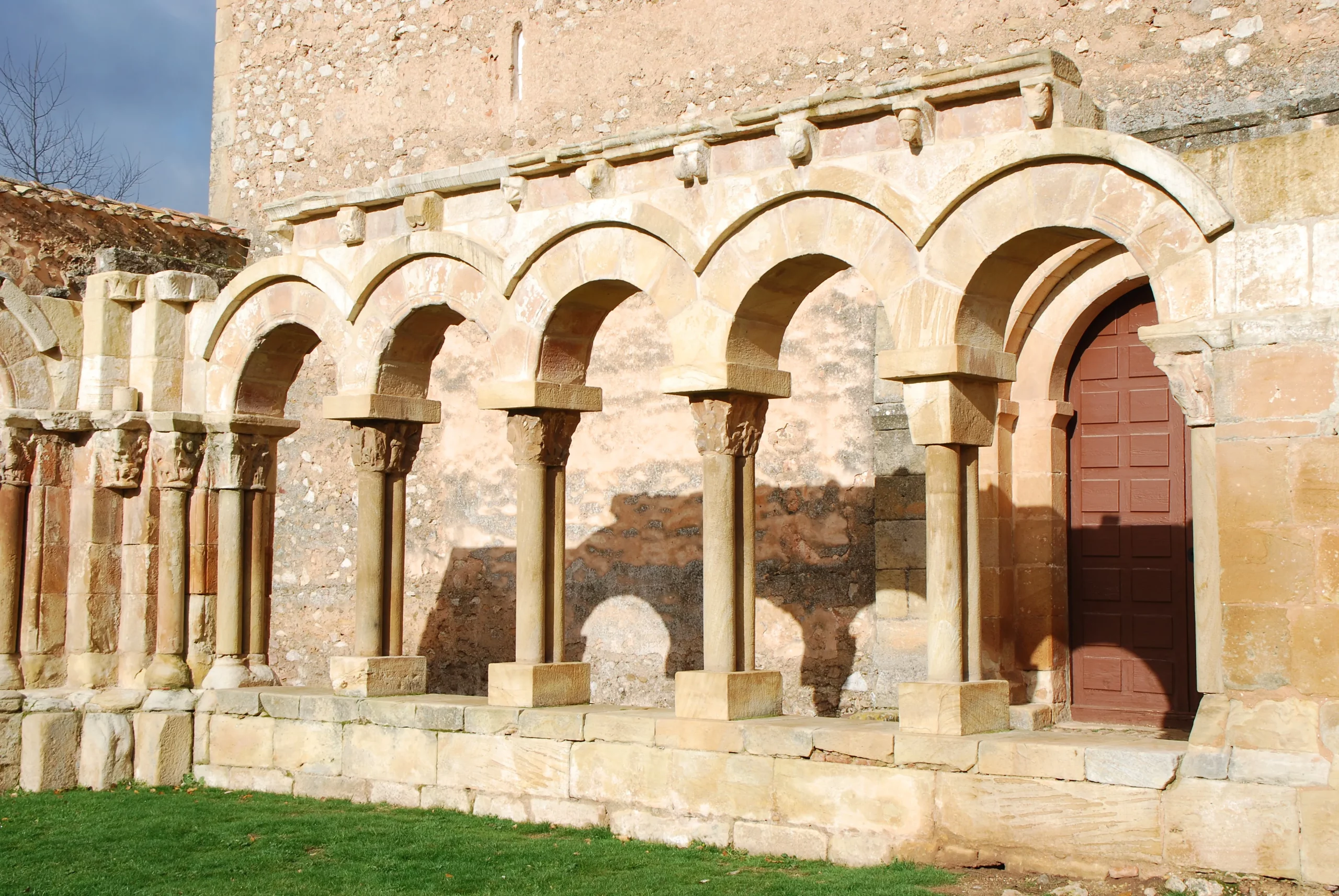 Explorando el claustro de la Iglesia de San Juan de Duero, Soria