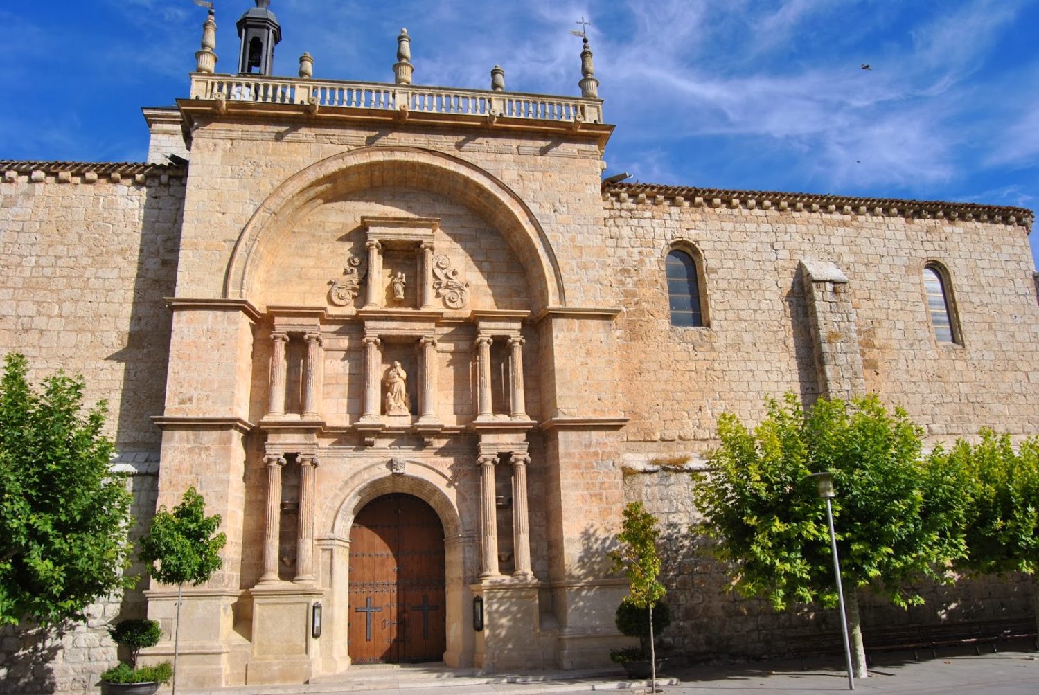 Explorando el Cementerio de la Iglesia de San Juan de Duero