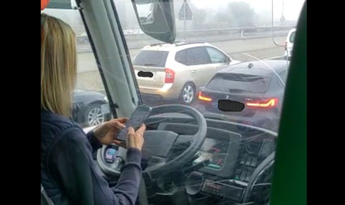 Conductora de la compañía Francisco Larrea utiliza el WhatsApp mientras conduce.