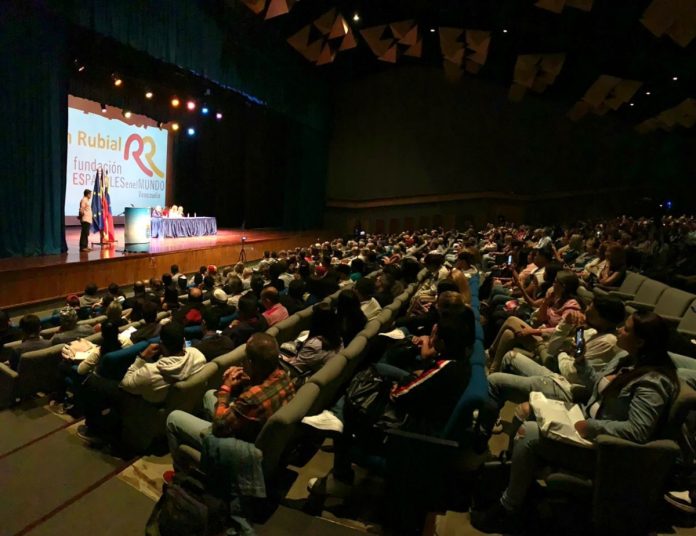 Acto del PSOE en Caracas para buscar votos de venezolanos.
