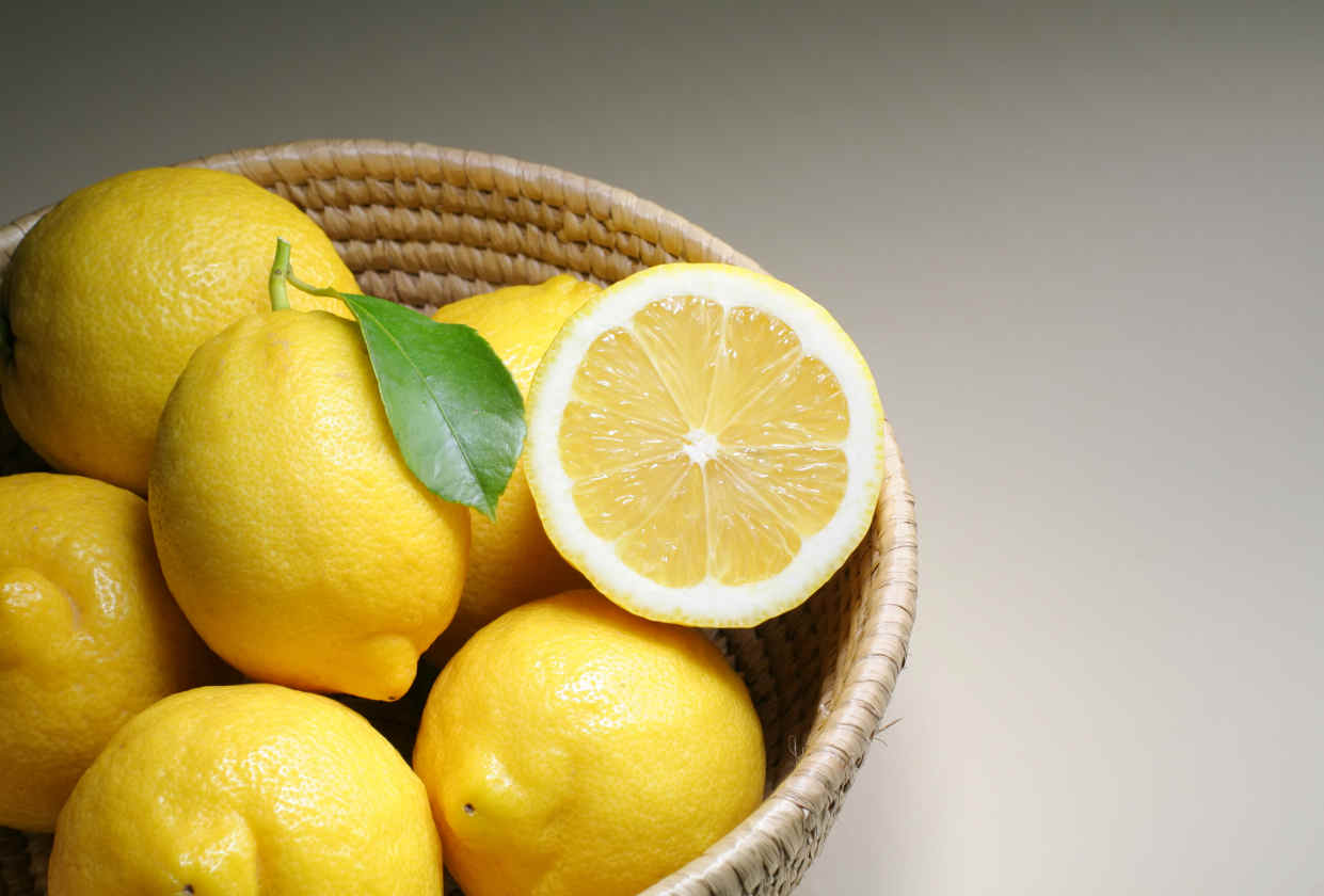 Agua tibia con limón como remedio casero para la indigestión
