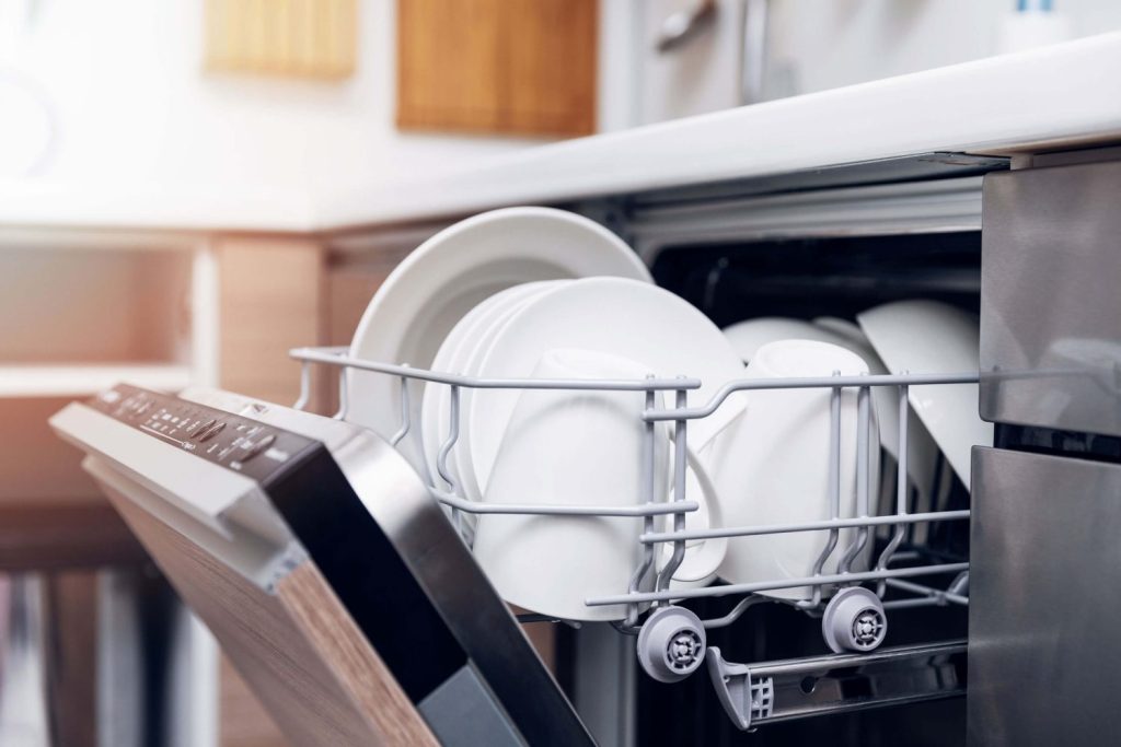 Consejos caseros y eficaces para limpiar el lavavajillas: No volverás a fregar con la mano 3 Moncloa lavavajillas