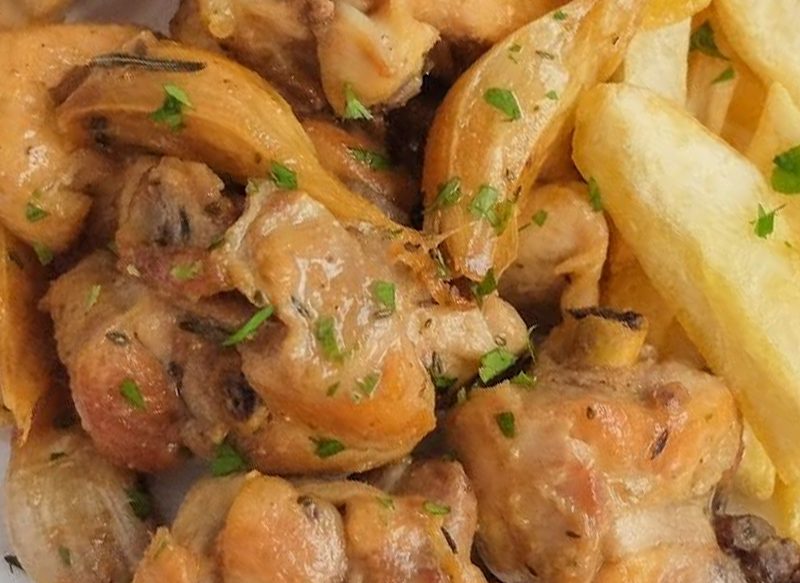 AVANZANDO EN LA PREPARACIÓN DEL POLLO AL AJILLO