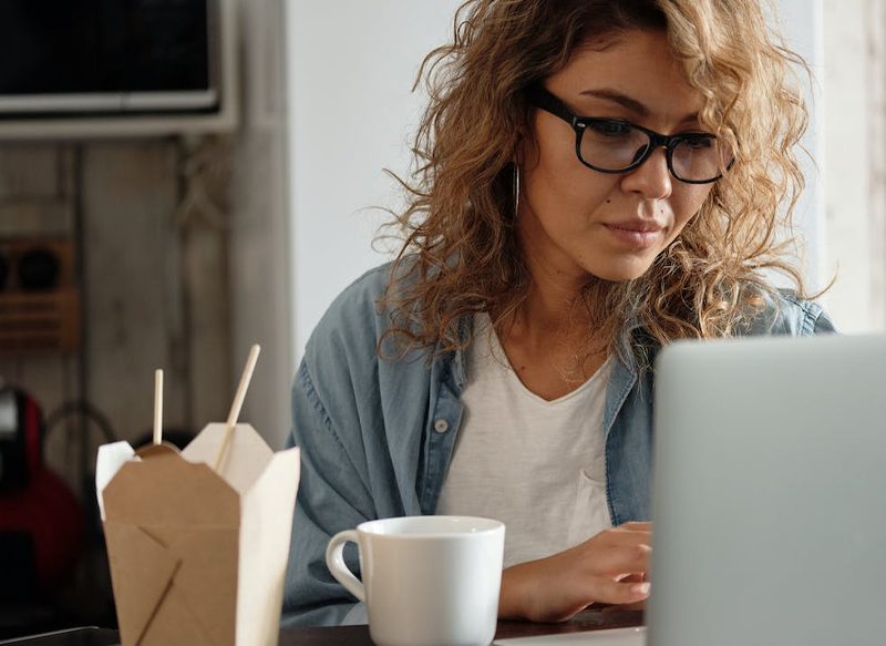 COMER MIENTRAS TRABAJAS, UN HÁBITO POCO SALUDABLE