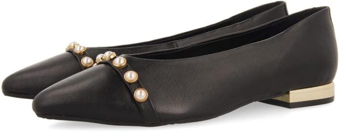 Amazon tiene al 40% de descuento los zapatos planos de Gioseppo que causan sensación esta temporada con detalle de perlitas