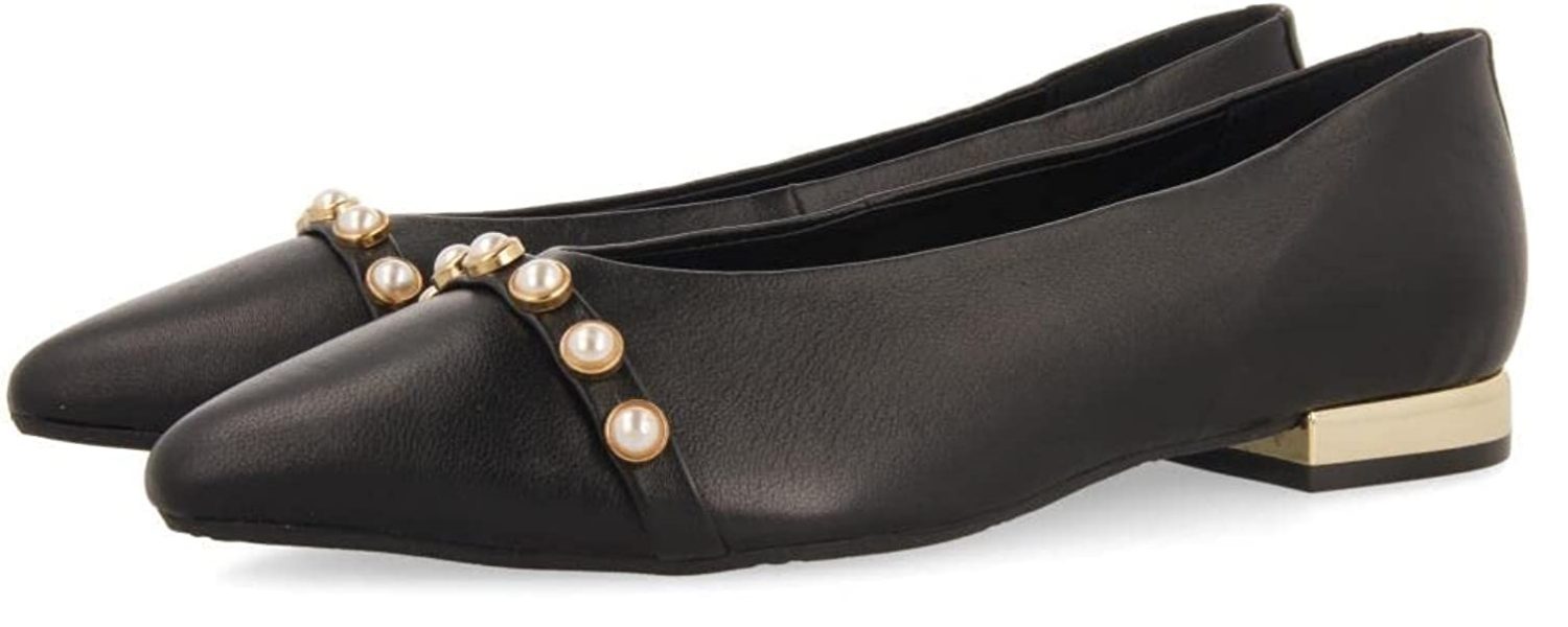 Amazon tiene al 40% de descuento los zapatos planos de Gioseppo que causan sensación esta temporada con detalle de perlitas