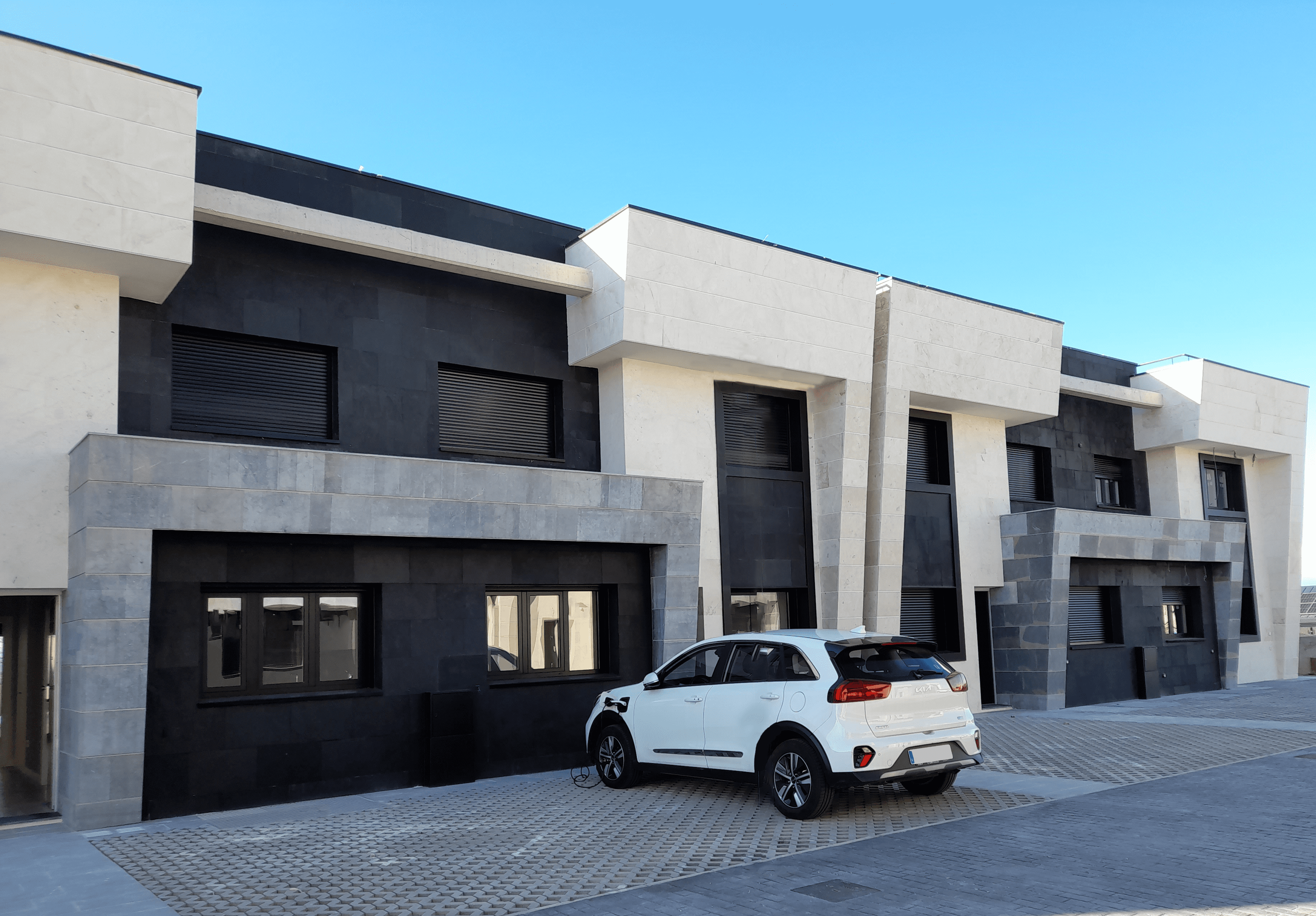 Coche elctrico cargando en una Casa Geosolar de Carbono Positivo en Boadilla del Monte 1 Moncloa