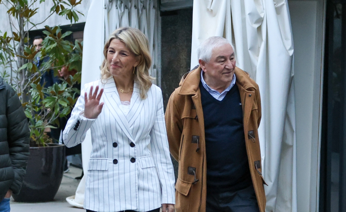 Yolanda Díaz junto a su padre, Suso Díaz, candidato de Podemos en A Coruña.