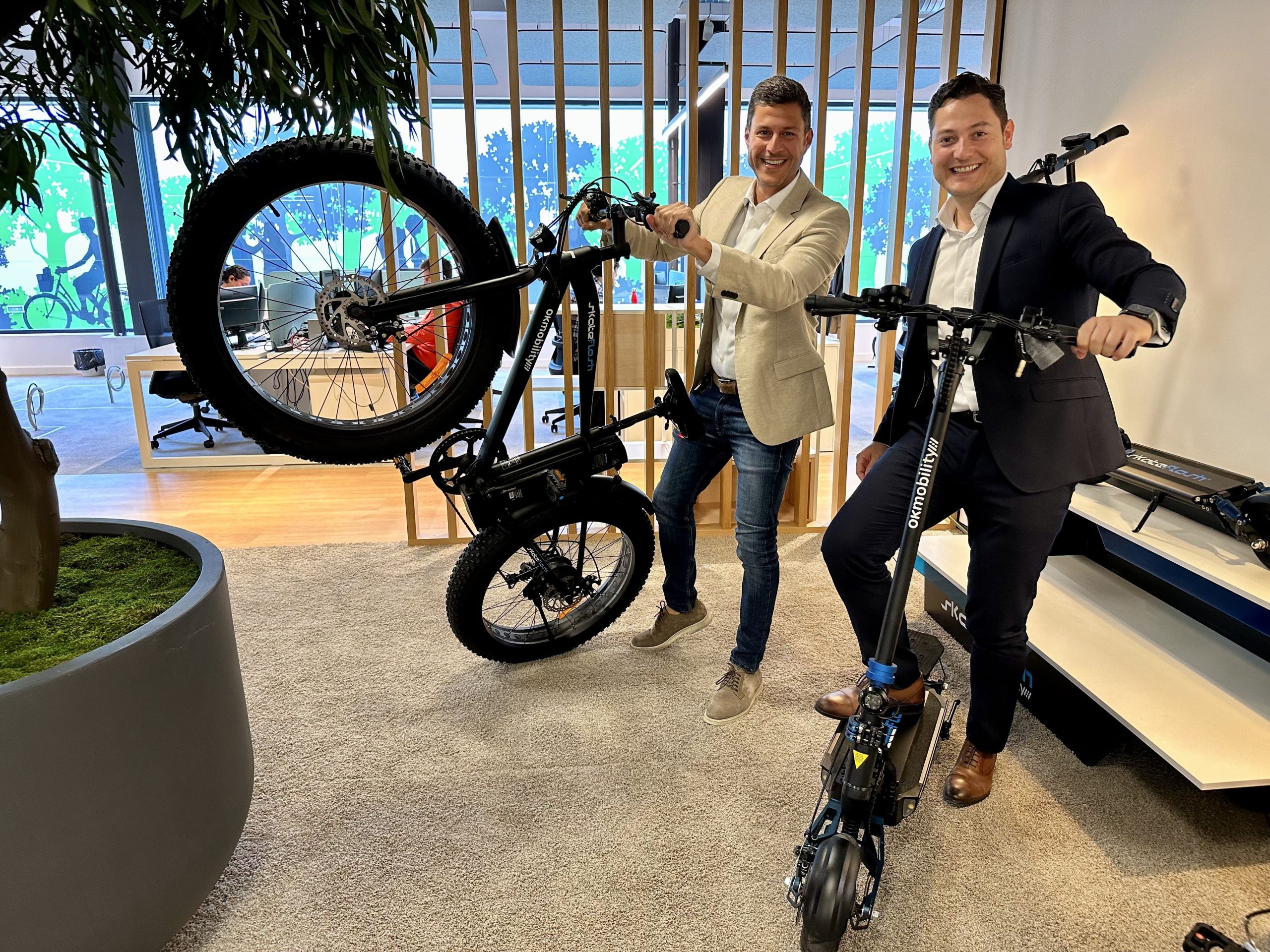 OK Venture se convierte en socio estratégico de SkateFlash 1 Moncloa Othman Ktiri Presidente de OK Venture y Abel Jordn CEO de SkateFlash scaled Moncloa