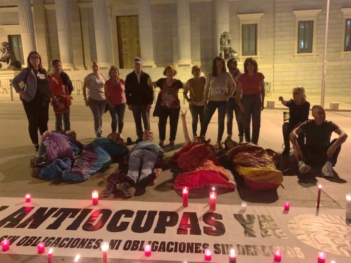 Afectados por las ocupaciones hicieron vigilia frente al Congreso de los diputados.