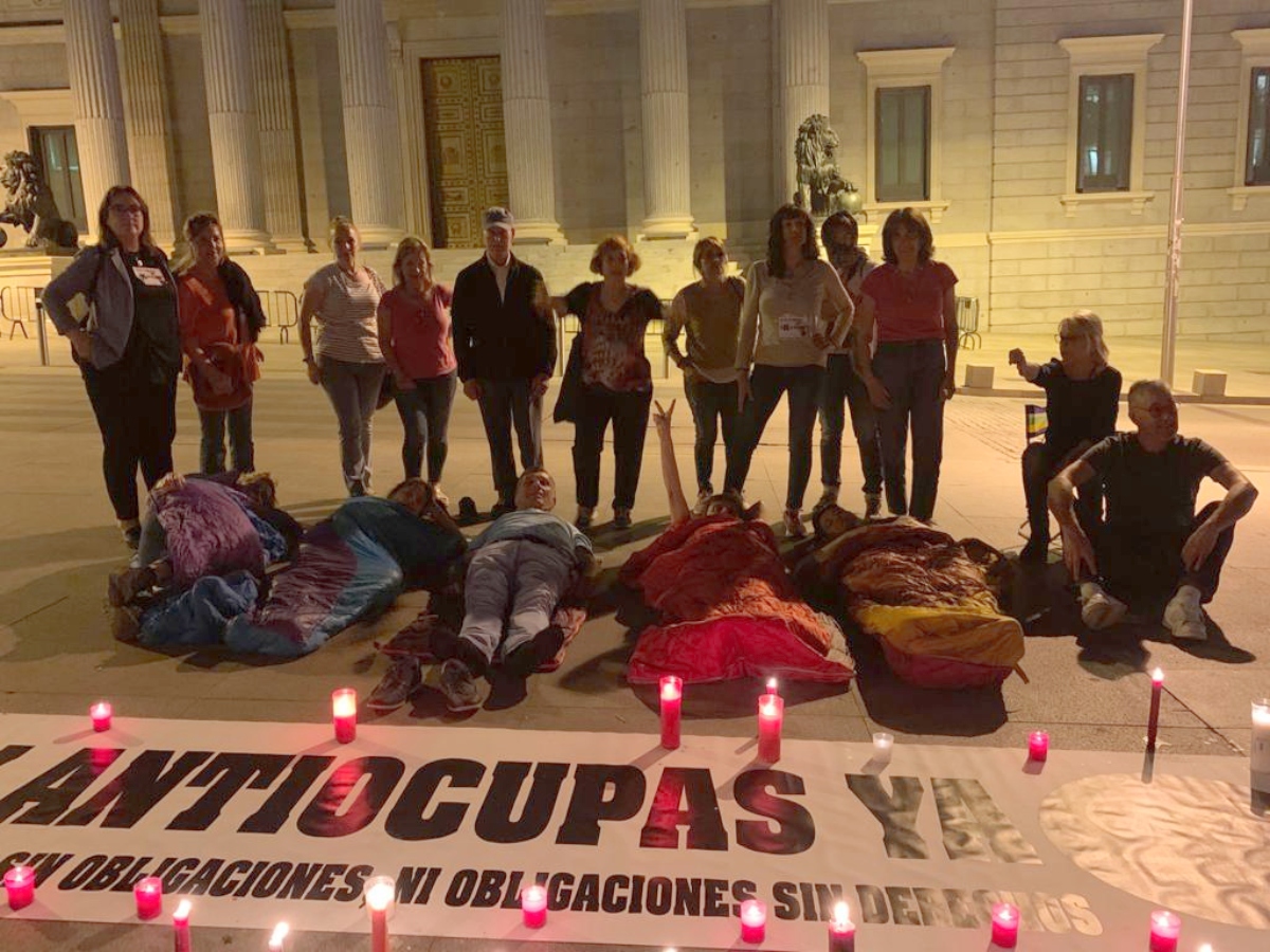 Afectados por las ocupaciones hicieron vigilia frente al Congreso de los diputados.