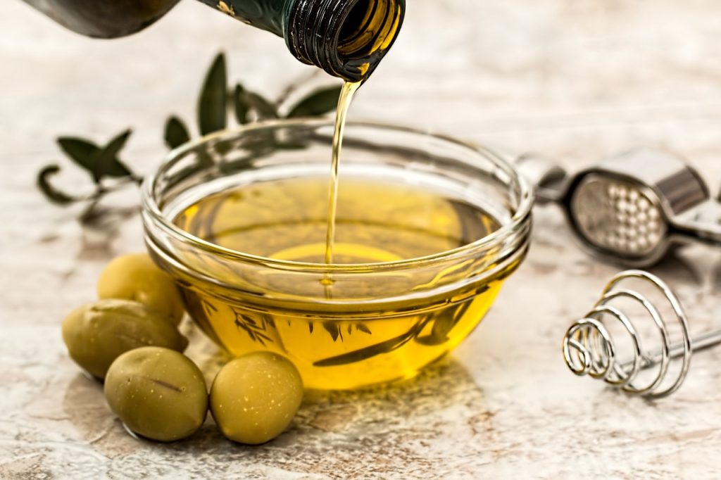 La parálisis de Luis Planas ante la escalada del precio del aceite de oliva 2 Moncloa aromatizar aceite oliva