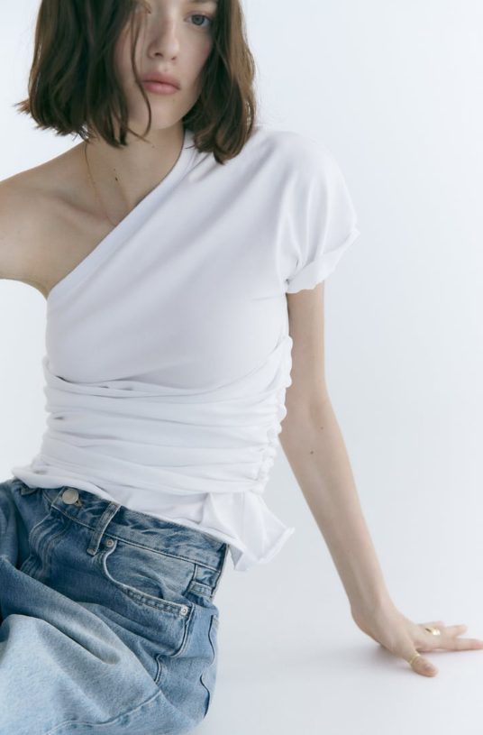 camiseta asimetrica drapeada zara