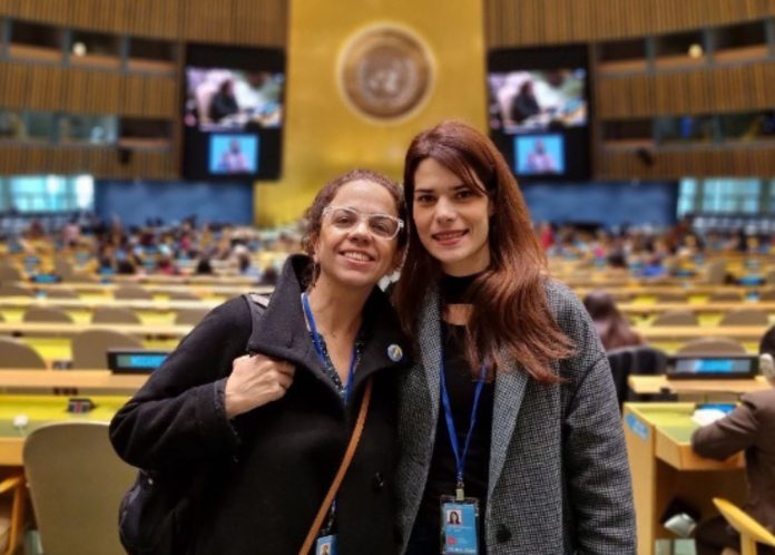 Isa Serra en la sede de la ONU en Nueva York.
