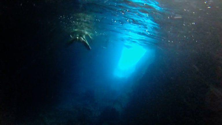 La impresionante cueva submarina más grande de España