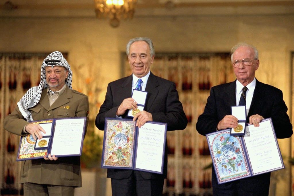 Oriente Medio: los Acuerdos de Oslo y el papel político de España 3 Moncloa Estos acuerdos también han ayudado a abrir la puerta a la normalización de las relaciones entre Israel y los países árabes vecinos.