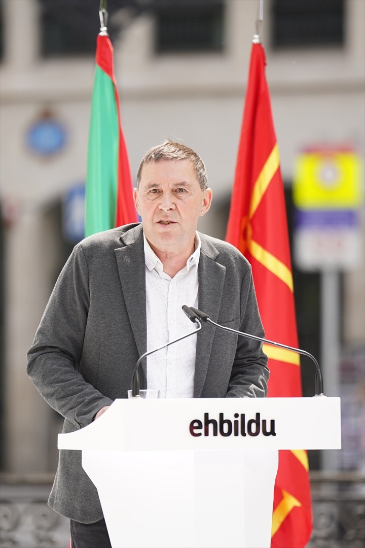 El coordinador general de EH Bildu, Arnaldo Otegi, interviene durante la celebración del 12º aniversario de la creación de EH Bildu, en el Arenal, a 6 de mayo de 2023, en Bilbao, Vizcaya, País Vasco (España). Euskal Herria Bildu (EH Bildu) fue fundado hace 12 años como una coalición de varios partidos políticos y de candidatos independientes. En 2014 se inscribió como partido en el Ministerio del Interior de España.