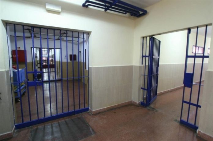 Funcionarios de prisiones se quejan de las labores que los obligan a ejercer.