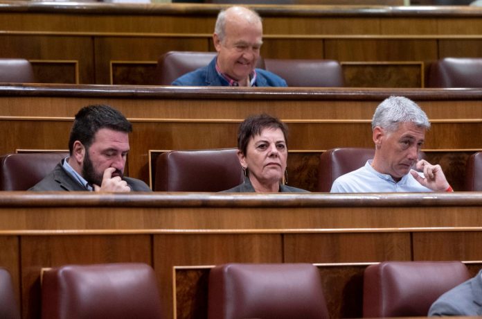 Los diputados de Bildú en el Congreso evitaron hablar sobre los etarras que llevan en sus listas.