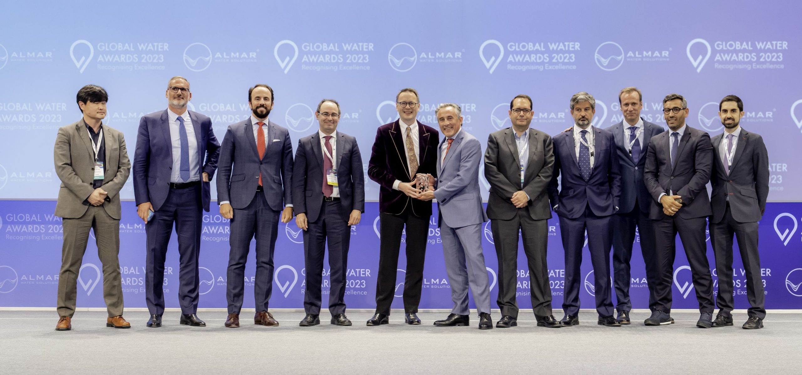 La delegacin de Aqualia recibiendo el premio de manos de Chistopher Gasson CEO de GWI scaled Moncloa